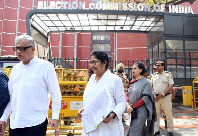 ایک ہی نمبر پر متعدد ووٹر کارڈ، ٹی ایم سی کا احتجاج، 24 گھنٹوں میں غلطی تسلیم کرنے کا الٹی میٹم