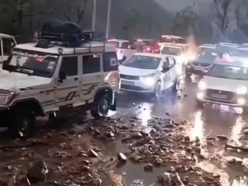 اتراکھنڈ میں بارش سے سانگ ندی میں طغیانی، پہاڑی کا حصہ گرنے سے سڑکیں بلاک