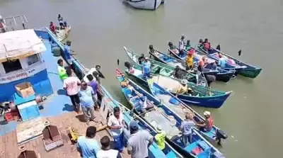 انکولہ کے کینی میں تجارتی بندرگاہ کے خلاف پرامن احتجاج - سمندر میں کشتیوں اور ساحل پر انسانوں کی زنجیر