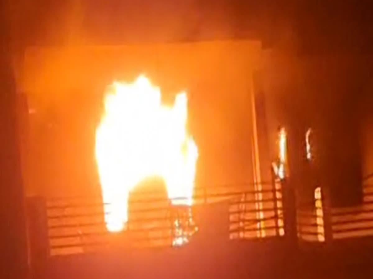 غازی آباد: لونی میں چار منزلہ عمارت میں آگ کا قہر، خاتون سمیت 3 بچے ہلاک