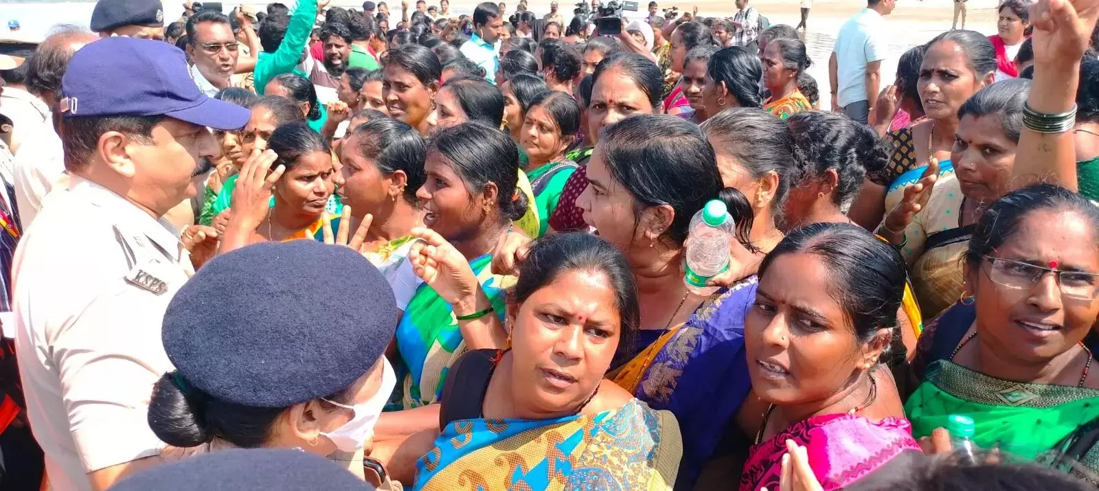 انکولہ : کینی بندرگاہ کی تعمیر کے خلاف تیز ہوا احتجاج