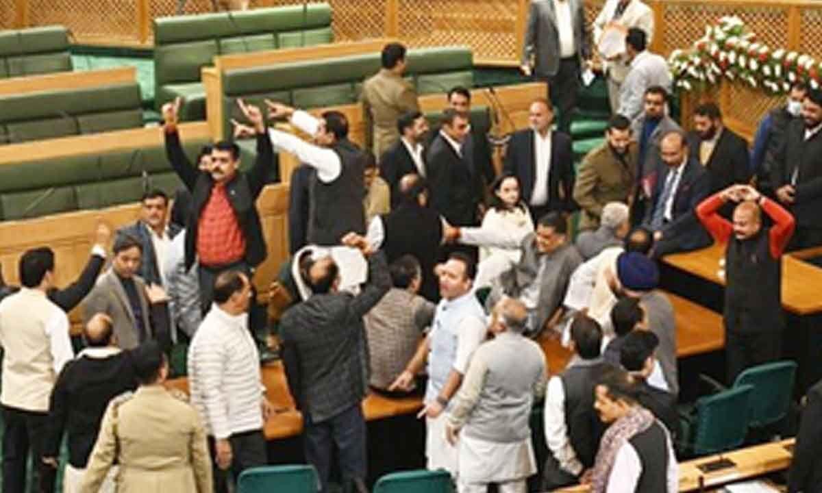 دفعہ 370 پر جموں و کشمیر اسمبلی میں ہلچل، حکومتی و اپوزیشن اراکین کے درمیان شدید لفظی جھڑپ