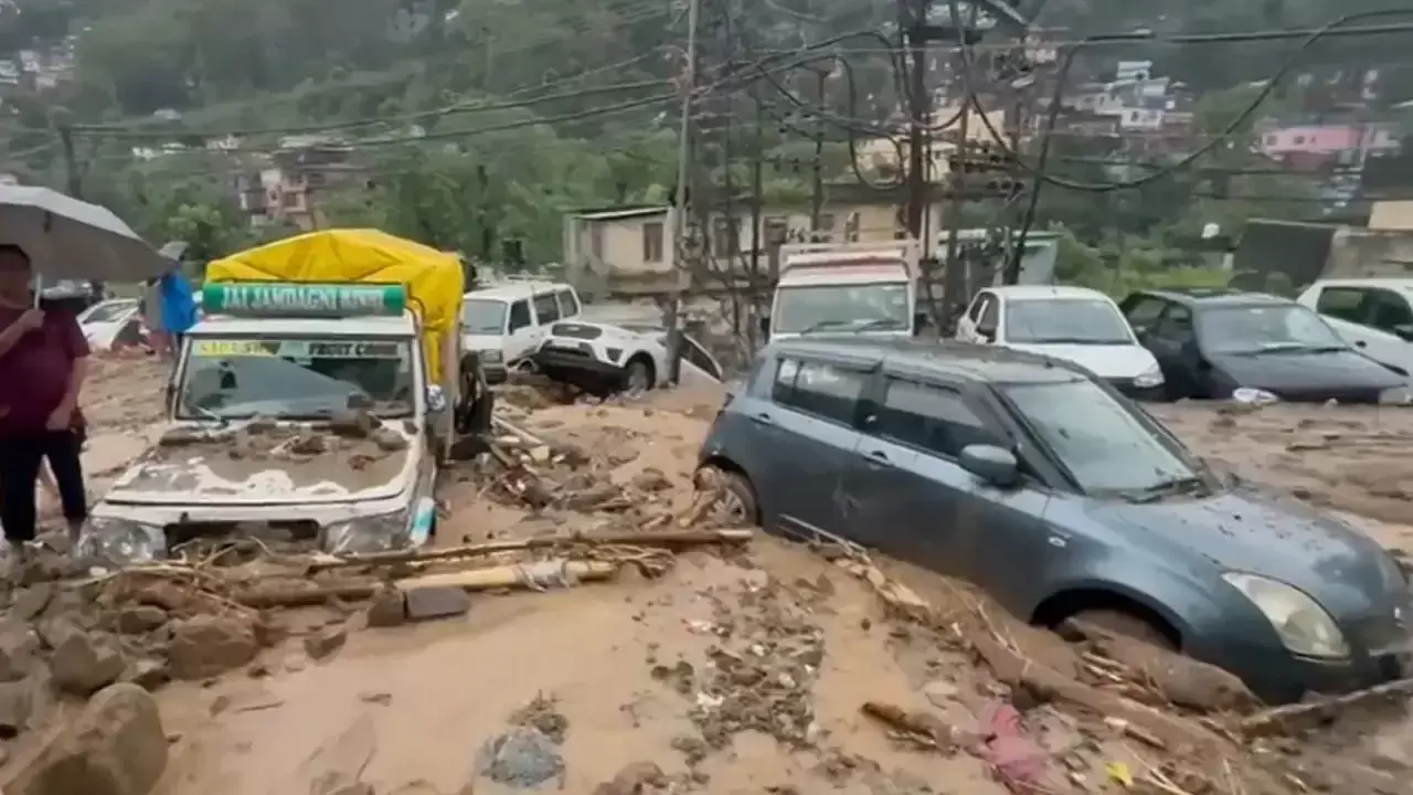 ہماچل کے منڈی میں بادل پھٹنے کا سانحہ، بارش سے مچھی تباہی، 3 افراد ہلاک