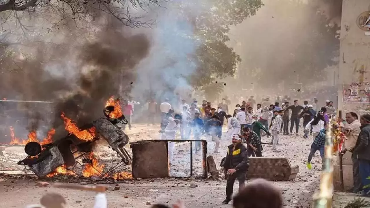 دہلی فسادات کیس: عدالت کا بڑا فیصلہ، 5 مسلم نوجوانوں کی باعزت رہائی، پولیس کی جانچ پر سوالات