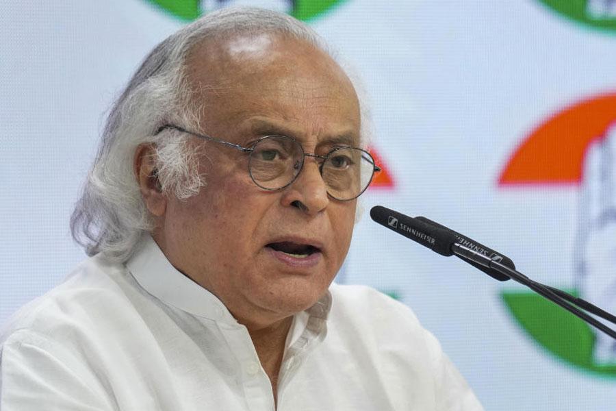 کبھی قومیانے کی بات کرنے والے آج بینک غیر ملکی کمپنیوں کو بیچنے میں مصروف ہیں: جے رام رمیش