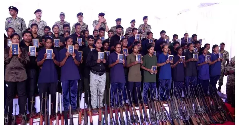 208 نکسلیوں نے تشدد چھوڑ کر کی خود سپردگی، 110 خواتین بھی شامل، آئین کی کاپی اور گلاب کے ساتھ امن کا استقبال