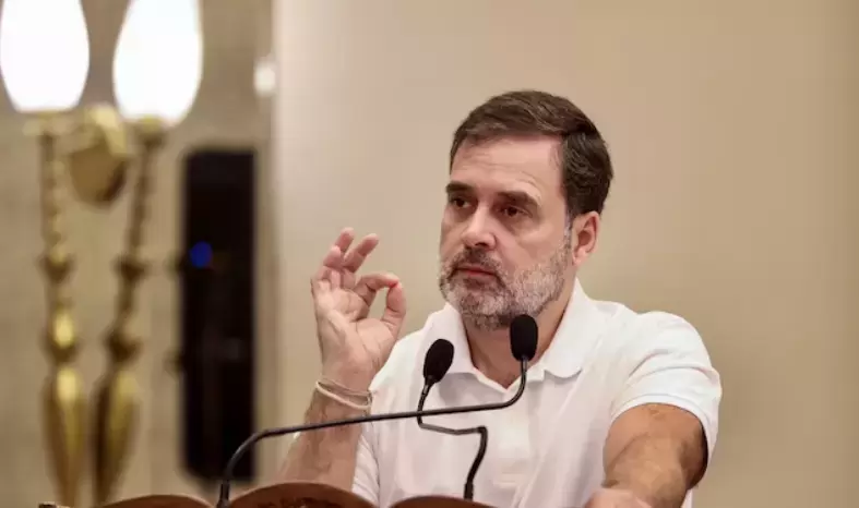 راہل گاندھی کا وزیراعظم مودی سے سوال: خواتین صحافیوں کو عوامی پلیٹ فارم سے باہر رکھنے کی اجازت کیوں؟