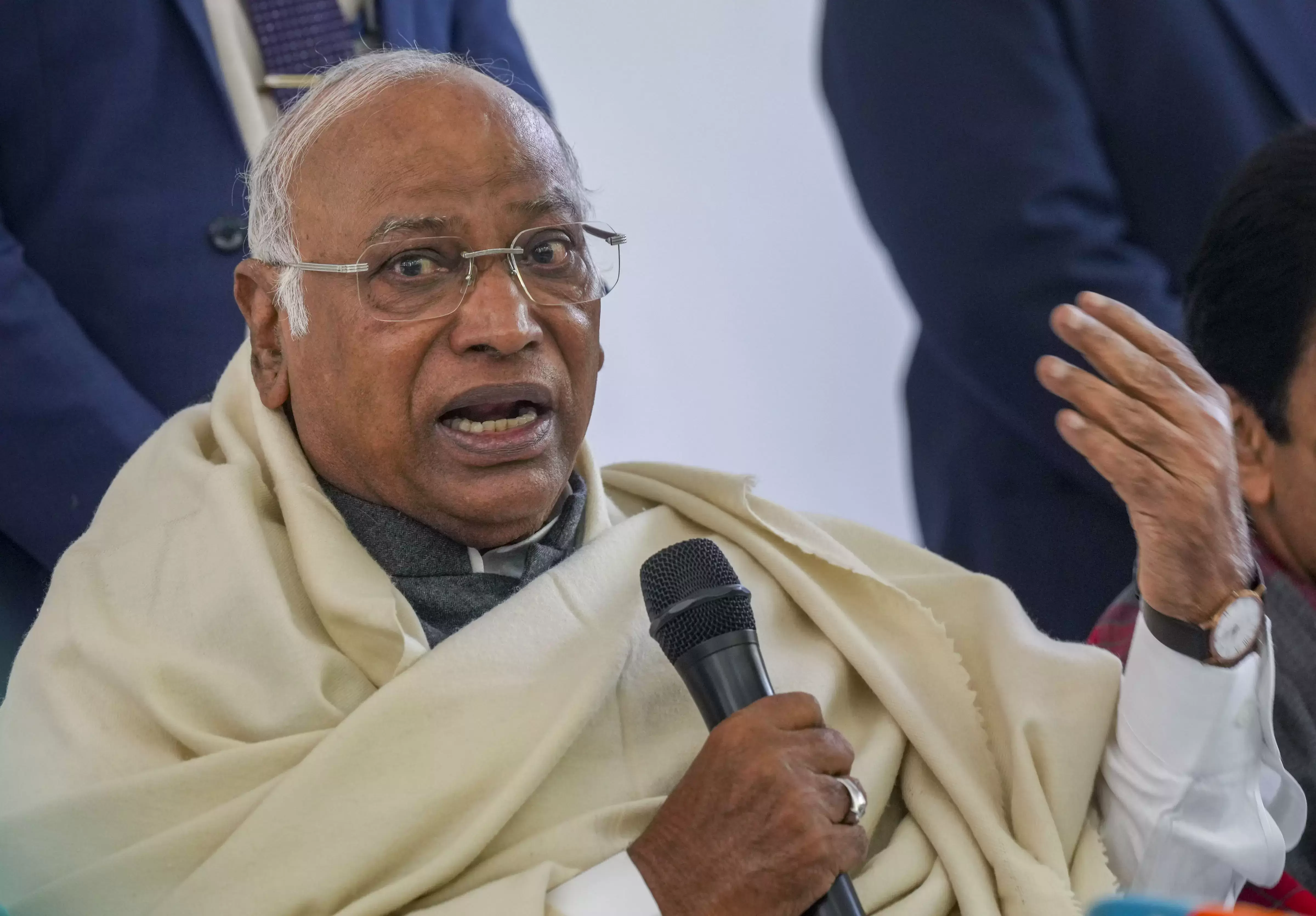 عدالتی حکم کے بعد کھرگے کا بیان، نیشنل ہیرالڈ کیس میں سیاسی انتقام بے نقاب