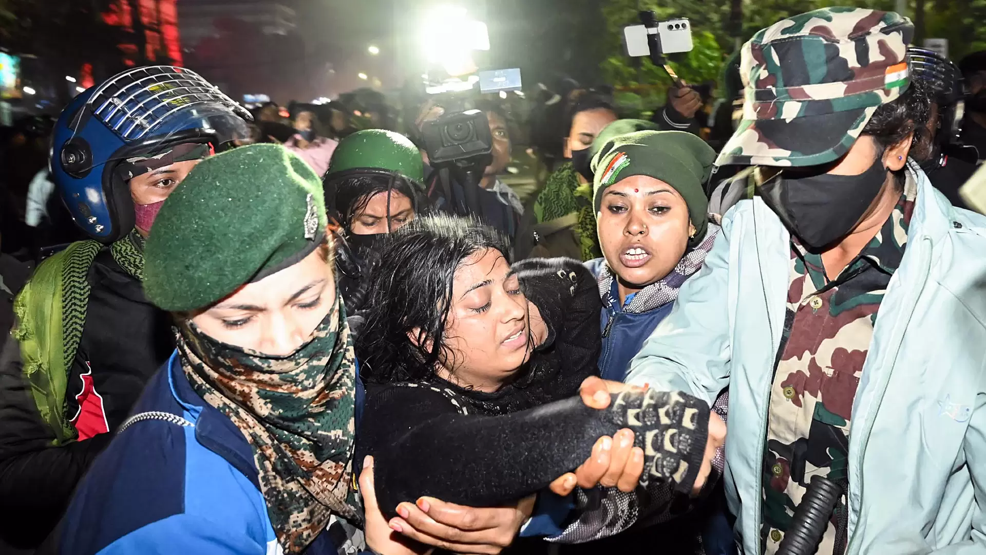 پٹنہ: بی پی ایس سی مظاہرہ، طلباء اور پولیس کے درمیان جھڑپیں، واٹر کینن اور لاٹھی چارج