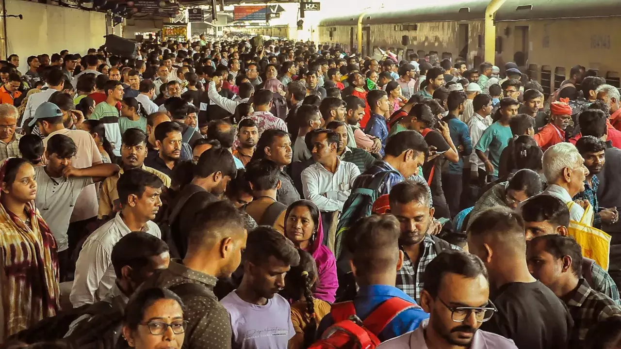 دیوالی سے قبل ریلوے اسٹیشنوں پر زبردست ہجوم، گھر جانے والے مسافروں کو ٹکٹ کیلئے گھنٹوں لمبی قطاروں کا سامنا