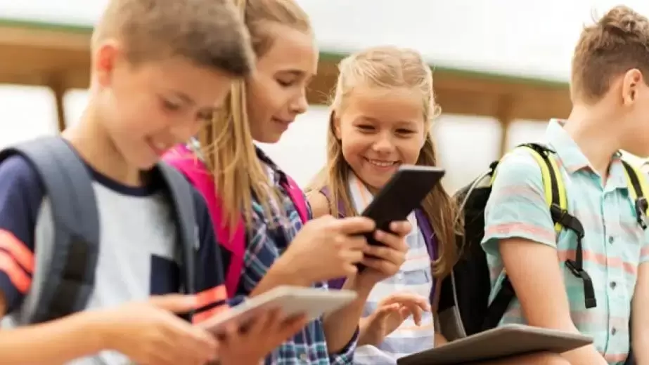 برطانیہ: بیشتر اسکولوں میں طلبہ کے موبائل فون کے استعمال پر پابندی نافذ