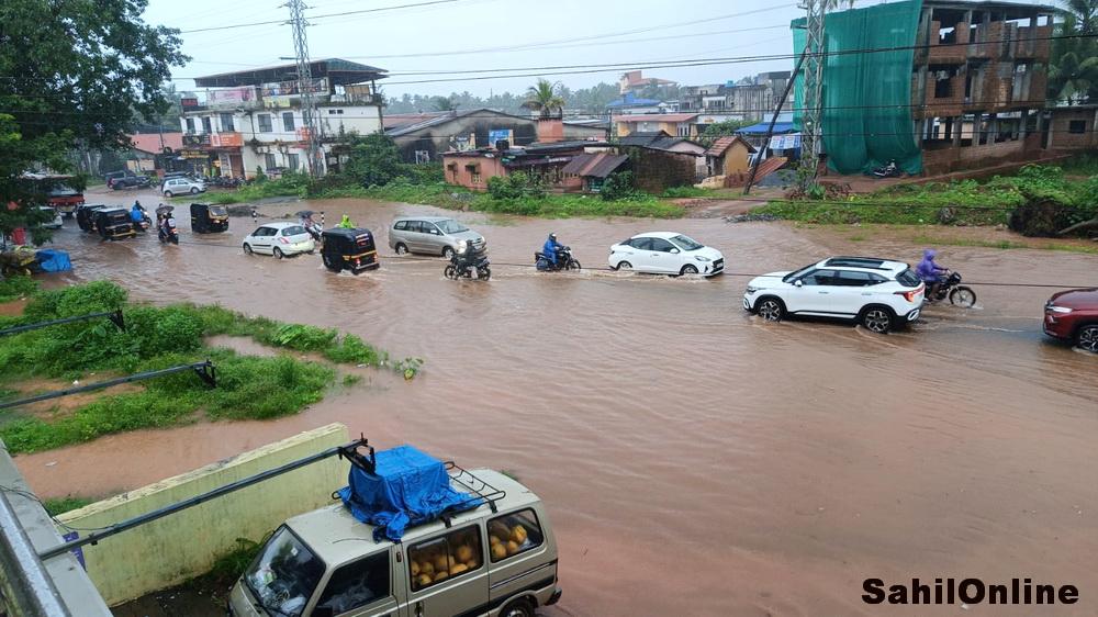 بھٹکل میں زبردست بارش، ماہی گیر سمندر میں غرق ہوکر لاپتہ، جمعرات کو اسکولوں اور کالجوں میں چھٹی