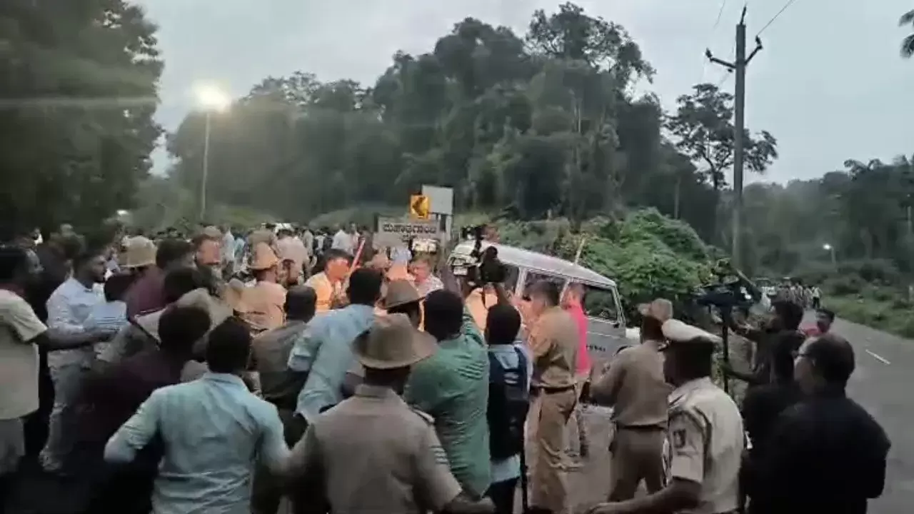 منگلورو: دھرمستھلا میں یوٹیوبرز پر حملہ؛ جھوٹی خبریں پھیلانے کا الزام، سینکڑوں افراد پولیس تھانے کے باہر سراپا احتجاج