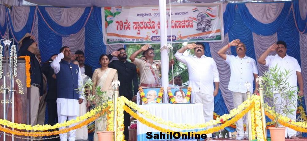 کاروار میں یومِ آزادی کی پُر رونق  تقریب؛  ڈسٹرکٹ انچارج منسٹر  مَنکال ویدیا نے دلائی قربانیوں کی یاد