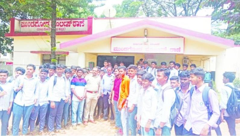 منڈگوڈ : طلبہ کو 'راستہ روکو' احتجاج کرنے سے روکا گیا - بات چیت سے مسئلہ حل