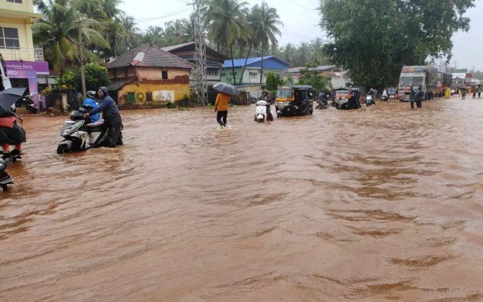 بھٹکل : کیا امسال بھی برسات میں نیشنل ہائی وے بنے گا تالاب؟ - توسیع کا ادھورا کام پورا ہونے کے نہیں آثار