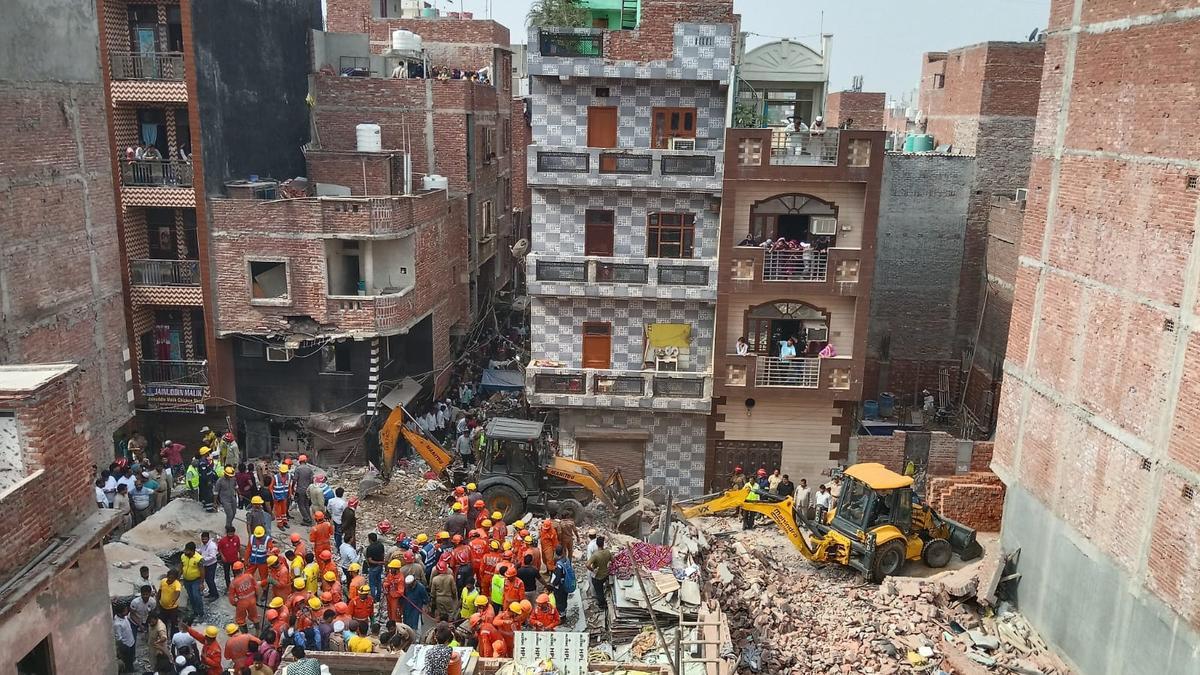 مصطفیٰ آباد میں چار منزلہ عمارت گر گئی، 4 افراد ہلاک، 20 سے زائد افراد کے دبنے کا خدشہ