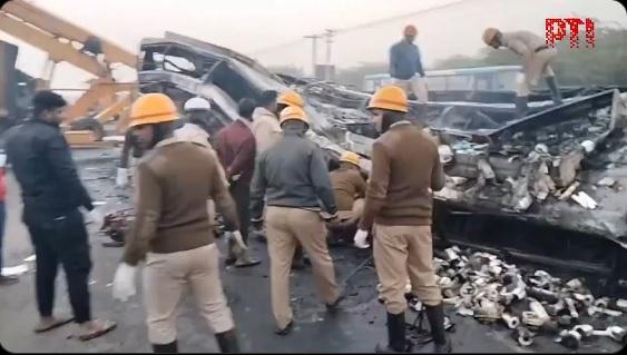 بنگلور سے گوکرن جانے والی پرائیویٹ بس کی چتردرگہ میں کنٹینر سے بھیانک ٹکر؛ 9 زندہ جل کر ہلاک