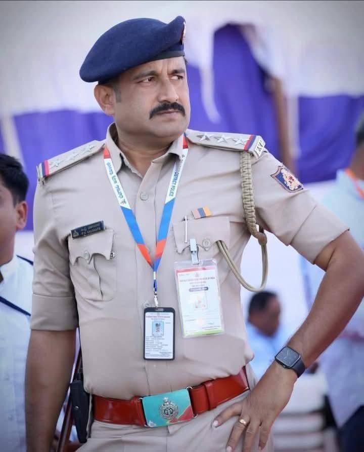 دھارواڑ: کار ڈیوائیڈر سے ٹکرانے کے بعد آگ لگنے سے لوک ایوکتہ انسپکٹر زندہ جل کر ہلاک