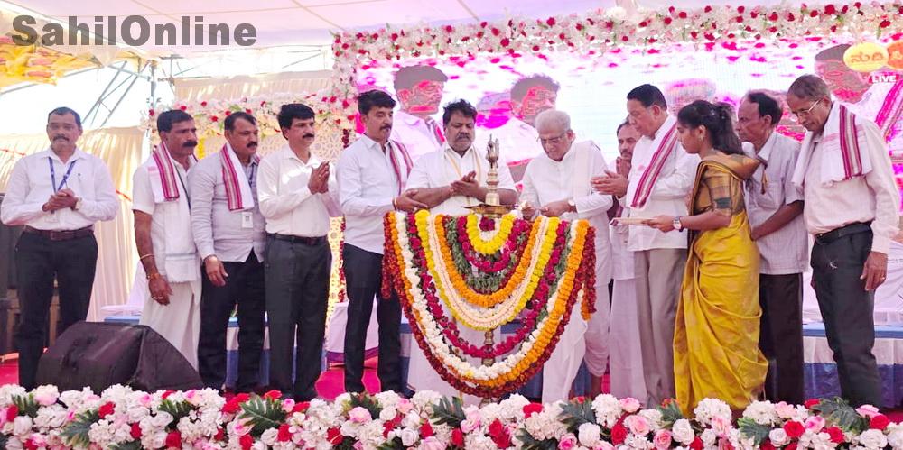 بھٹکل: دھرمستھلا کے مذہبی رہنما ویریندر ہیگڈے کا مرڈیشور دورہ؛ کہا: نشہ مُکْت کیمپ میں کوئی زبردستی نہیں، ذہنی تبدیلی کو دی جاتی ہے اہمیت