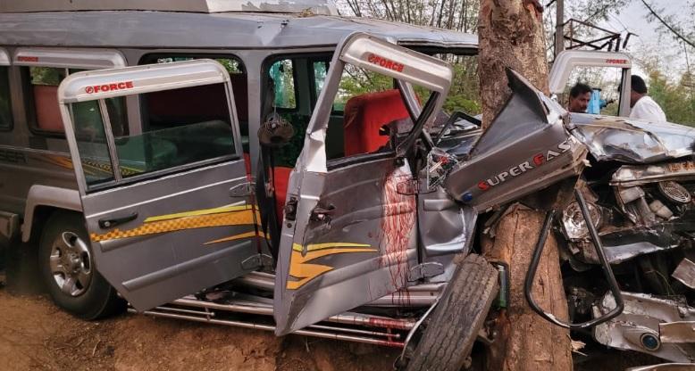 دھارواڑ میں کروزر کار کی درخت سے ٹکر؛ ایک خاتون کی موت؛ ١٣ زخمی