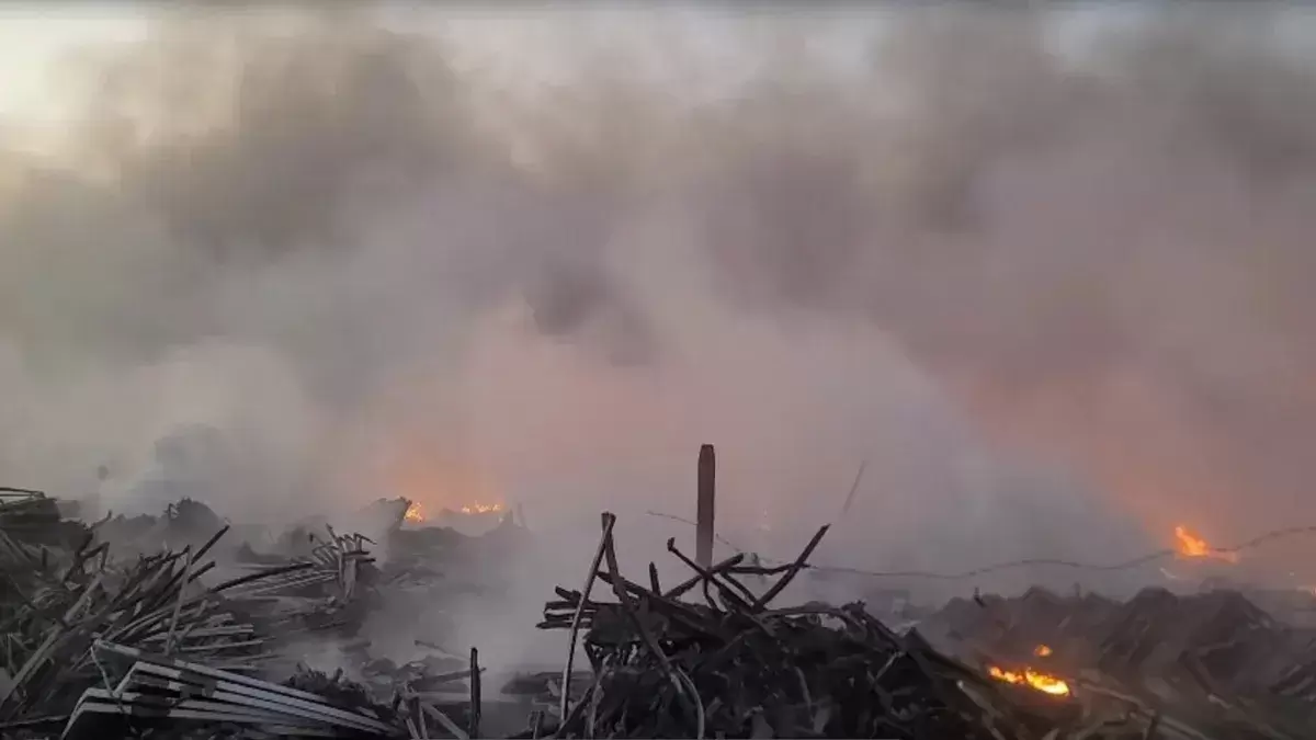 گجرات کے داہود میں این ٹی پی سی سولر پلانٹ میں بھیانک آگ، کروڑوں کا نقصان