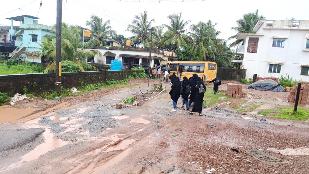 بھٹکل میں موسلادھار بارش میں کئی سڑکیں بہہ گئیں، اسکول بسیں راستوں میں ہی پھنس گئیں