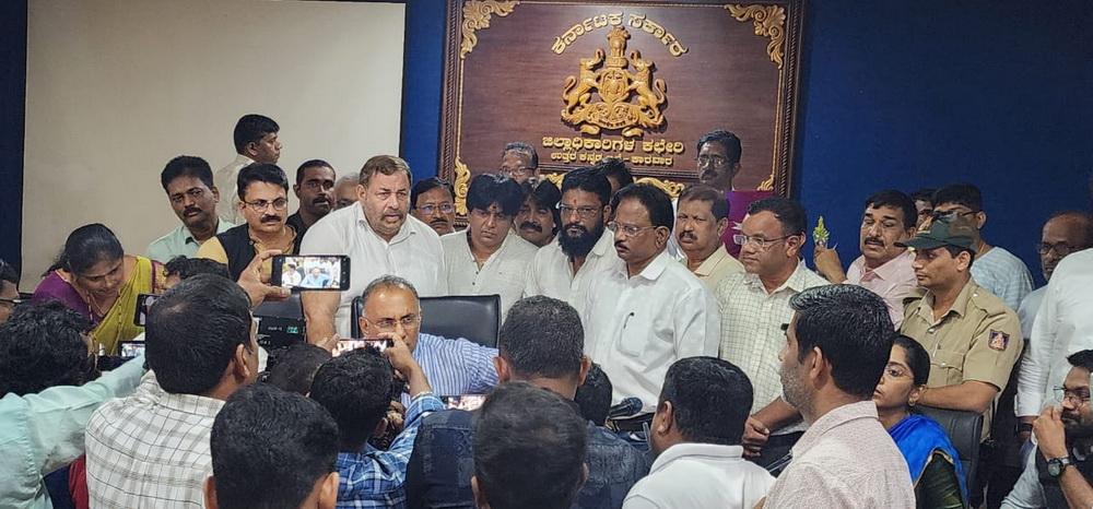 کاروار: دنیش گنڈو راو نے کہا ؛اولا اور اوبر کی طرح موبائل ایپ کے ذریعے ایمبولنس بُک کرنے کی سہولت دینے کا منصوبہ