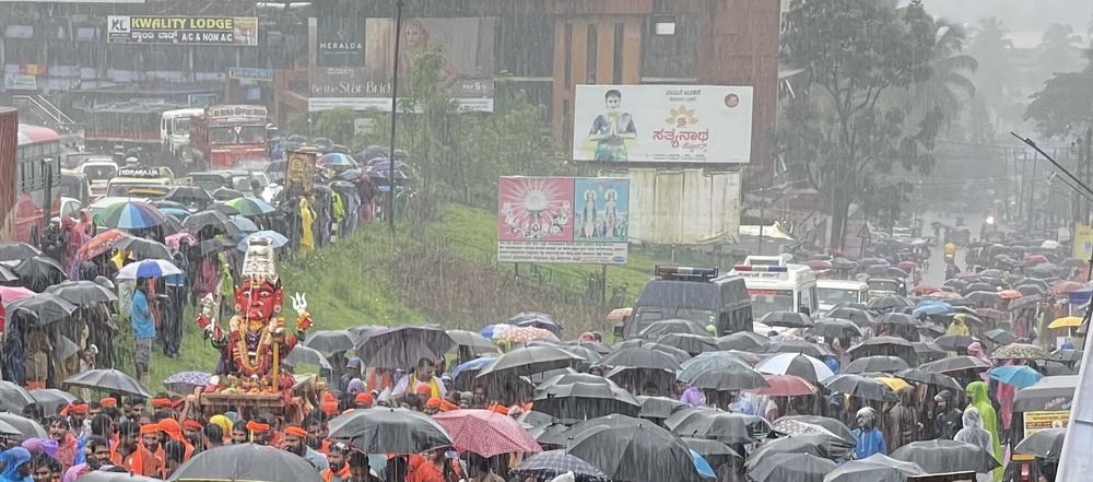 بھٹکل میں ماری جاترا کامیابی کے ساتھ اختتام پذیر؛ شدید بارش کےباوجود جلوس میں ہزاروں افراد کی شرکت