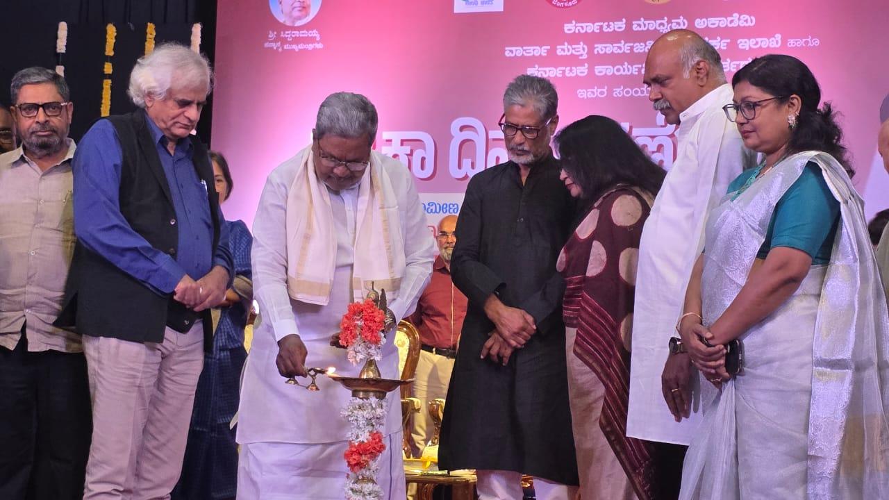 یوم صحافت کے موقع پر وزیراعلیٰ سدرامیا نے  میڈیا کو خبردار کرتے ہوئے کہا؛سما ج کو گمراہ  نہ کیا جائے،  توہم پرستی اور سنسنی خیزی سے دور رہیں