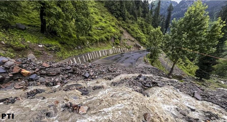 اُترا کھنڈ میں شدید بارشوں کے بعد کئی مقامات پر لینڈ سلائیڈنگ؛ چار دھام یاترا عارضی طور پر معطل، درجنوں یاتری پھنس گئے