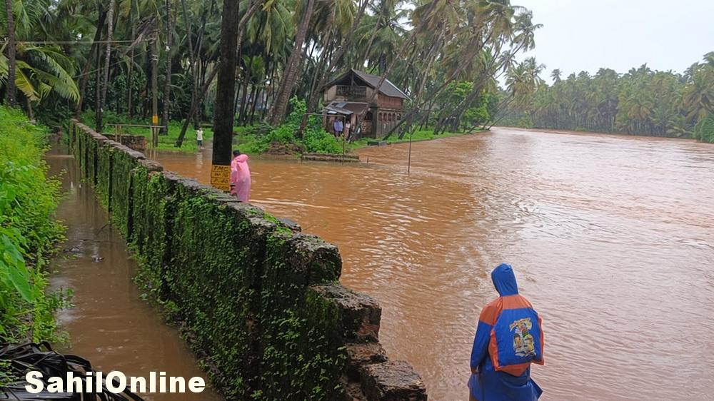 بھٹکل میں طوفانی بارش کا سلسلہ جاری؛ سرابی ندی میں طغیانی، پانی گھروں اور باغات میں داخل