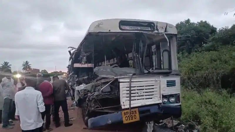 کرناٹک کے ہوسکوٹے کے قریب بس اور لاری کی ٹکر: دو بچوں سمیت چار افراد ہلاک، 16 زخمی