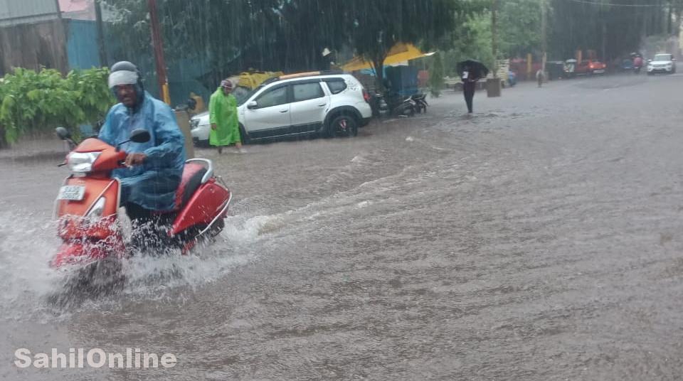 کاروار میں پیش آیا 15 سال بعد بادل پھٹنے کا معاملہ - پہاڑی کھسکنے سے سرنگ کا راستہ بند - بھٹکل میں سب سے زیادہ بارش