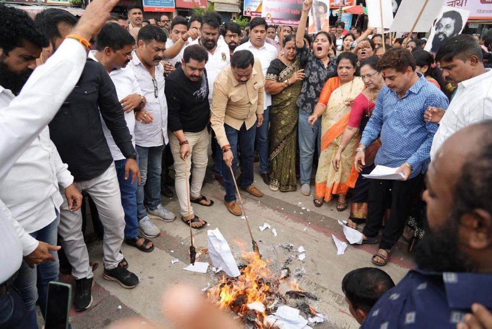 مہاراشٹرا کے اسکولوں میں ہندی تھوپنے کے خلاف اُدھو ٹھاکرے کا احتجاج؛ سرکاری حکم نامہ نذرِ آتش