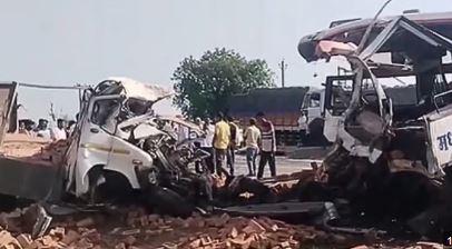 مہاراشٹر کے بلڈھانا میں  بس اور ٹرک میں شدید تصادم، 3 ہلاک، 20 سے زائد زخمی