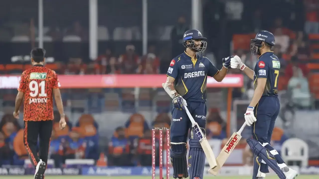 گجرات کی زبردست کارکردگی، حیدرآباد کو سات وکٹوں سے ہرا دیا