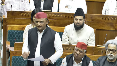 "وقف بل فرقہ وارانہ سیاست کا نیا ہتھکنڈہ" – اکھلیش یادو کا حکومت پر حملہ، کمبھ میں اموات چھپانے کا الزام