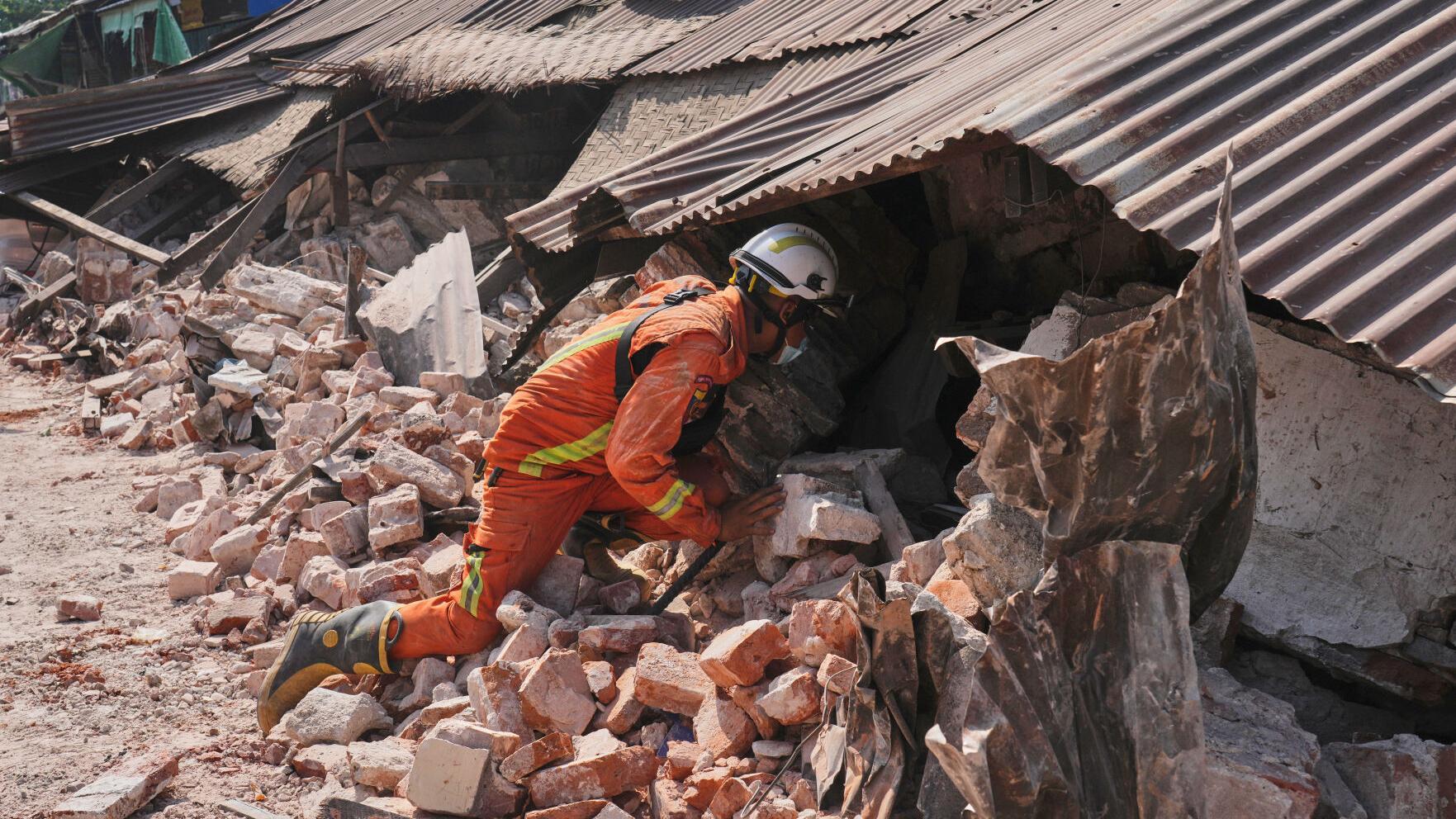 میانمار: زلزلے کے 5 دن بعد ملبے سے نوجوان زندہ برآمد، اسپتال منتقل