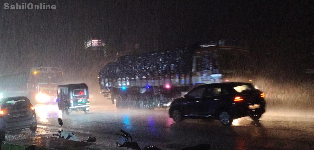 بھٹکل میں شدت کی گرمی کے بعد برس پڑا اسمان؛ بادلوں کی گرج اور بجلیوں کی چمک کے ساتھ زور دار بارش