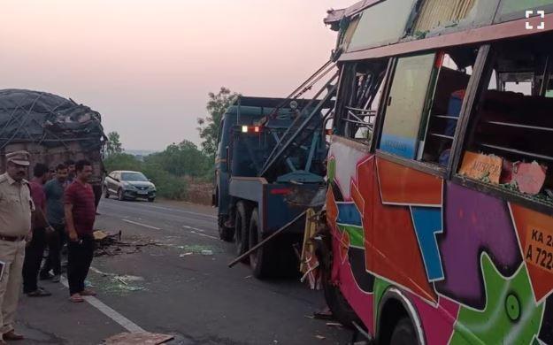 کرناٹک کے کلبرگی میں دلخراش حادثہ: وین کی ٹرک سے ٹکر، 5 جاں بحق، 10 زخمی