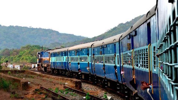 پارلیمانی پینل کا ریلوے کو مشورہ: ڈائنامک کرایہ ختم کر کے فلیکسی کرایہ نافذ کریں، مسافروں کی ہوائی سفر کی طرف رغبت پر تشویش