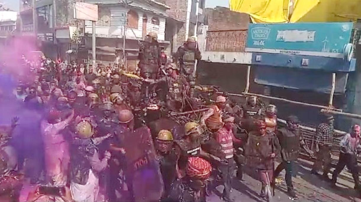 یوپی: شاہجہانپور میں لاٹ صاحب جلوس پر پولیس کا لاٹھی چارج، اناؤ میں پتھراؤ سے تین اہلکار زخمی