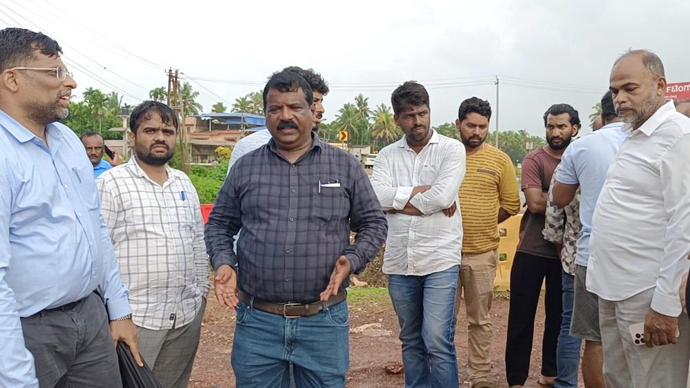 کاروار سے نیشنل ہائی وے پروجیکٹ ڈائریکٹر کا  بھٹکل دورہ -ہائی وے پربرساتی پانی کے جمع ہونے  کی شکایتوں کے بعد  نالوں کی صفائی کا کام شروع