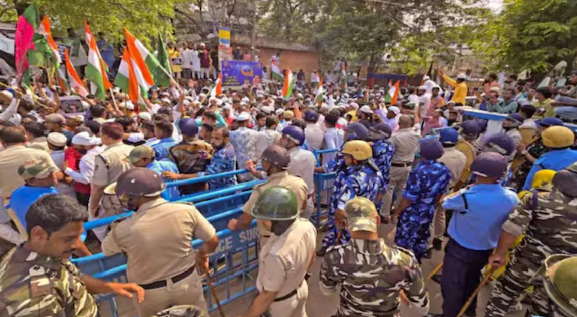 وقف قانون پر ملک کے مختلف حصوں میں احتجاجی مظاہرے؛ بنگال کے مرشد آباد میں احتجاج نے لیا پُرتشدد رخ، 3 ہلاک، 100 سے زائد گرفتار