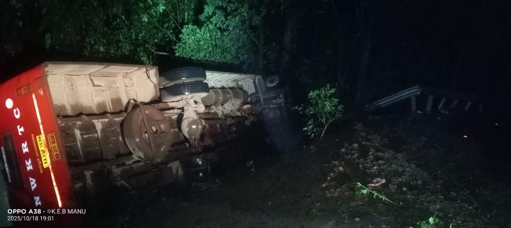 انکولہ کے وڈّی گھاٹ میں بس اُلٹ گئی؛ 49 مسافر زخمی