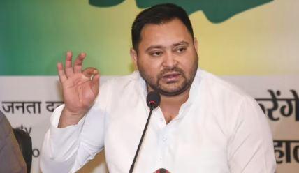 انتخابی دور میں 10 لاکھ خواتین میں رقم تقسیم، الیکشن کمیشن خاموش تماشائی: تیجسوی کا الزام