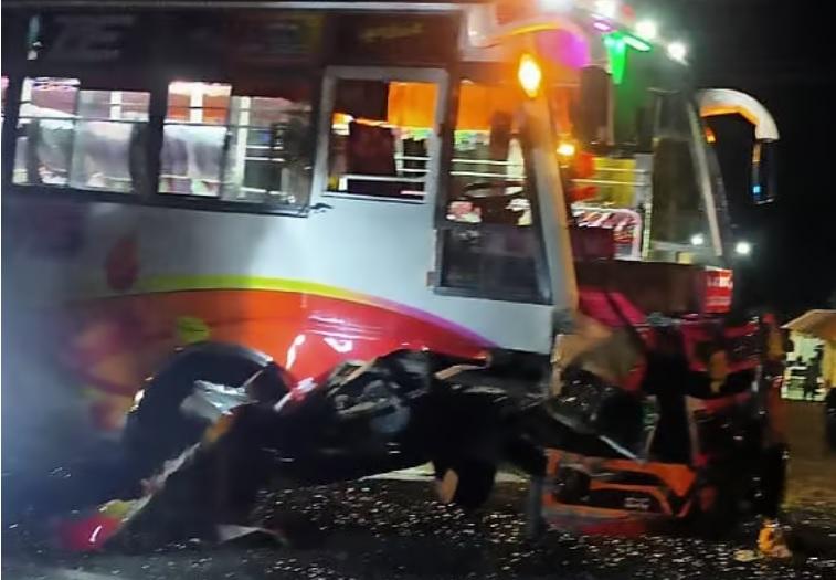 کرناٹکا کے ٹمکورو میں پرائیویٹ بس اور کار کی ٹکر؛ تین افراد ہلاک، دو شدید زخمی