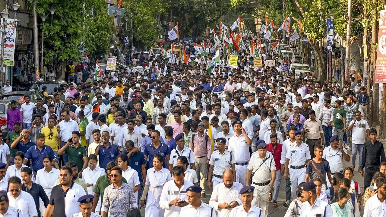 مغربی بنگال: اساتذہ کی برطرفی اور پولیس تشدد کے خلاف شروع ہوئی بھوک ہڑتال