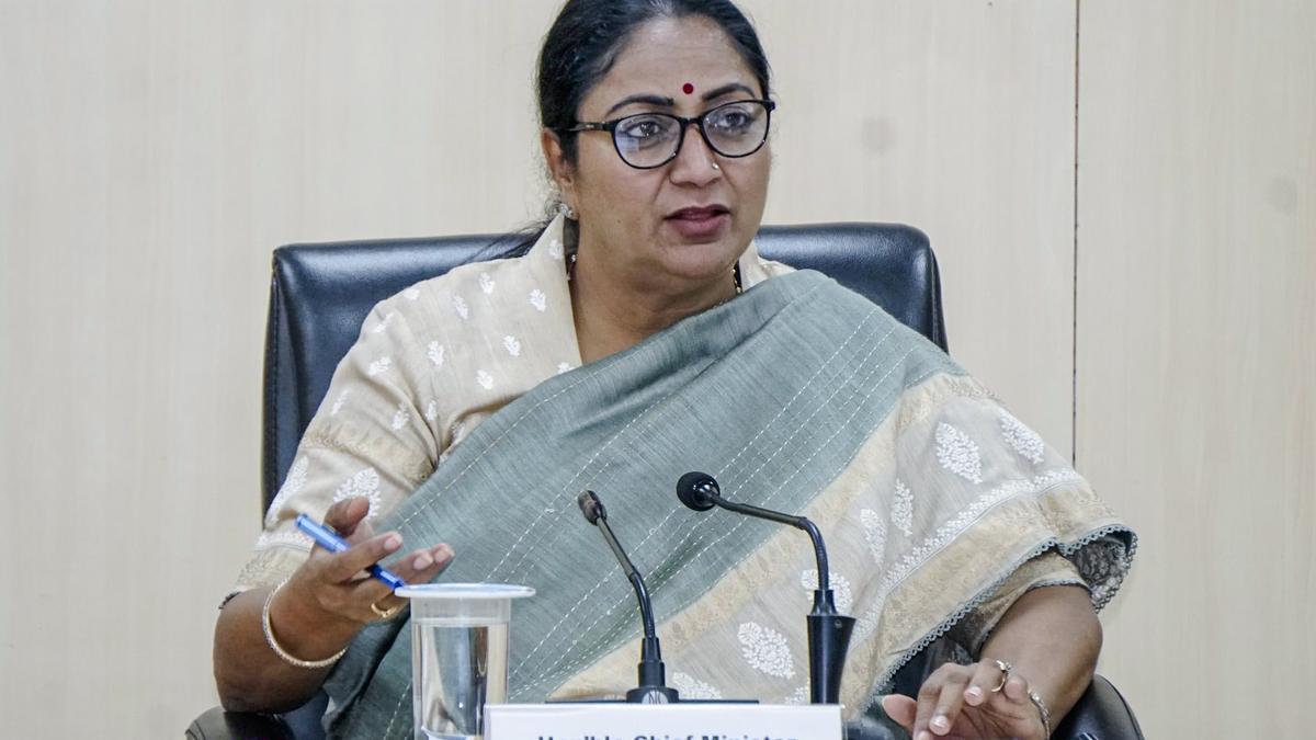 ڈی ایس ایس ایس بی کو تحلیل کرنے اور مستقل چیئرمین کی تقرری کا مطالبہ: ڈاکٹر نریش کمار کا ریکھا گپتا کو میمورنڈم